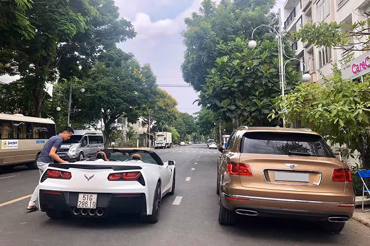 Bentayga cũng đã dược Bentley trang bị cho khá nhiều các hệ thống hỗ trợ gia tăng trải nghiệm sau tay láy như trợ lực lái điện tử (Electric Power-Assisted Steering - EPAS), hỗ trợ đổ dốc Hlii Descent Control, hệ thống treo khí nén Multi-mode 4 chế độ. Chế độ lái Dynamics mode và tùy chọn Responsive Off-road settings của Bentley mang đến khả năng điều khiển xe tốt nhất cả trên đường đô thị, thành phố hay đường dã ngoại.