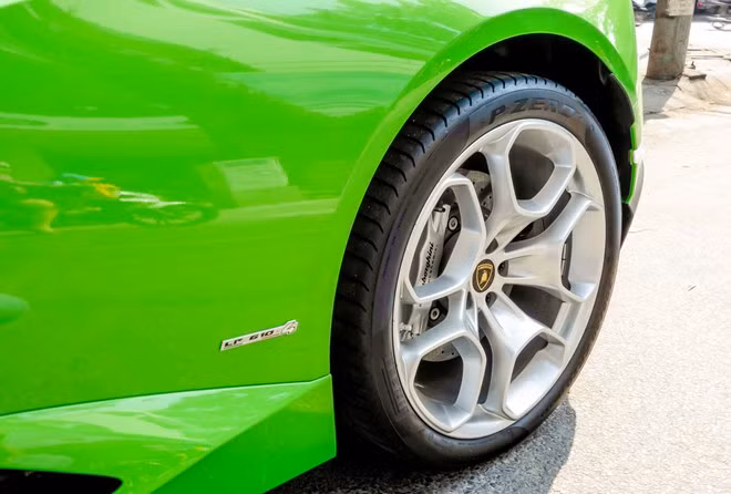 Lamborghini Huracan được trang bị lốp hiệu suất cao Pirelli PZero, kích thước 235/35 ZR 19 phía trước và 295/30 ZR 19 phía sau. Vành nhôm 19 inch trên cả bốn bánh.