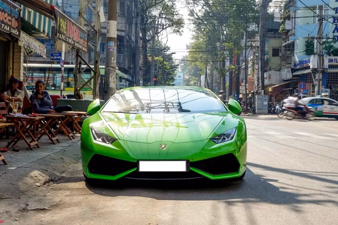 Mới đây, siêu xe Huracan màu xanh nõn chuối độc đáo này bất ngờ được gắn biển số và chạy ra đường. Hình ảnh siêu xe trị giá hàng chục tỷ đỗ cạnh quán cà phê cóc khiến nhiều người đam mê xe hơi chú ý.