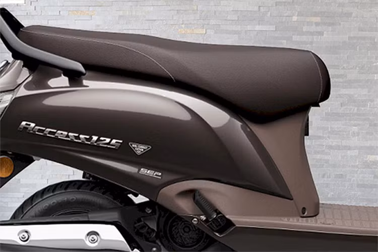 Ngoài ra, Suzuki Access 125 thế hệ mới còn có thêm chức năng kết nối với smartphone bằng bluetooth và được đi kèm các chức năng thông báo từ các ứng dụng như SMS, WhatsApp, cuộc gọi... thậm chí là cảnh báo pin smartphone sắp hết.
