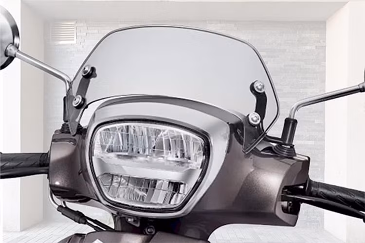 Xe sử dụng bộ vành đúc đi kèm với lốp không săm có kích thước trước sau lần lượt là 90/90 - 12 54J và 90/100 – 10 53J. Cùng với đó là giảm xóc trước, giảm xóc lò xo sau tạo ổn định khi vận hành. Xe có phanh đĩa trước, tang trống sau cho tùy phiên bản.