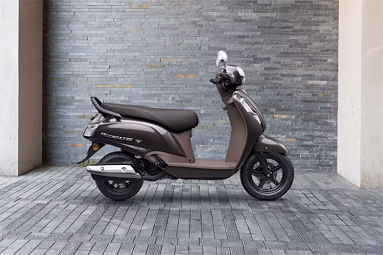 Mẫu xe ga Suzuki Access 125 mang phong cách thiết kế nhỏ gọn phù hợp với nhu cầu di chuyển trên đường phố 1870 x 690 x 1660 mm với chiều dài cơ sở 1265 và khoảng sáng gầm 160, chiều cao yên 773mm kèm khối lượng 103kg. Điều này giúp xe có thể phù hợp với thể trạng của nhiều người sử dụng.