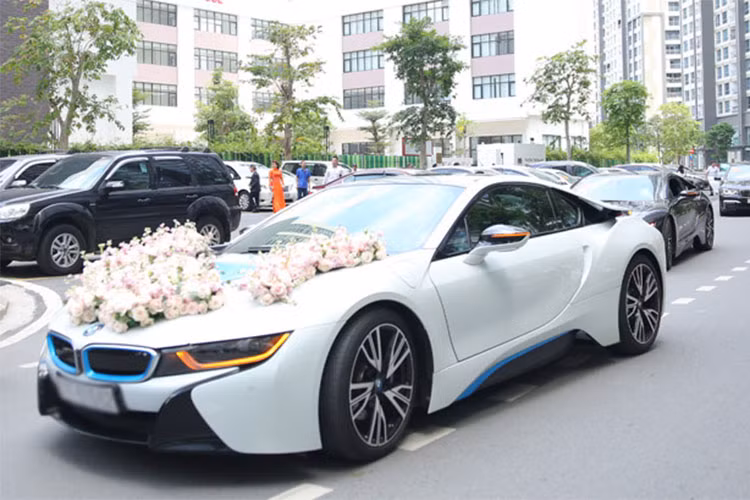 Buổi rước dâu của Diệp Lâm Anh đã thu hút sự theo dõi của cộng đồng mạng cũng như giới truyền thông trong nước. Người đẹp sinh năm 1990 và bạn trai kém một tuổi quyết định về chung một nhà sau 3 năm hẹn hò.