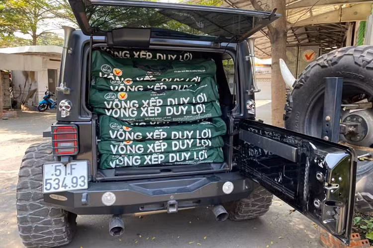 Với những chiếc võng xếp của doanh nghiệp được dành tặng để phục vụ cho các tình nguyện viên ở trung tâm cách ly dịch bệnh Covid-19 ở ký túc xá đại học quốc gia TP HCM. Đây dù là hành động nhỏ nhưng cũng rất ý nghĩa, cảm thông với hoàn cảnh các tình nguyện viên phải ngủ nghỉ ngay trên nền đất ngoài trời.