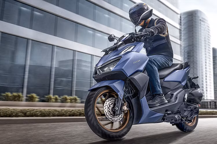 Honda Vario 160 hiện đang bán tại Việt Nam với mức giá tương ứng cho 4 phiên bản gồm: bản tiêu chuẩn giá 51,69 triệu đồng, bản cao cấp giá 52,19 triệu đồng, bản đặc biệt giá 55,69 triệu đồng và bản thể thao giá 56,19 triệu đồng.