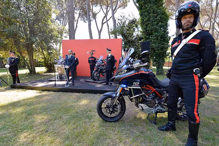 Trong khi đó, Ducati Multistrada 1200 Enduro được trang bị hệ thống treo cao hơn 30 mm so với phiên bản thường. Ducati Multistrada 1200 Enduro đi kèm tay lái nâng cao, kính chắn gió thùy chỉnh độ cao, yên hẹp hơn và bàn đặt chân làm bằng thép đi kèm vỏ cao su tháo lắp tùy ý. 