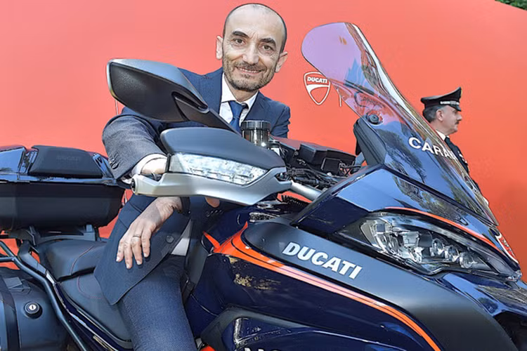 Các công nghệ nổi bật của Ducati Multistrada 1200 S bao gồm hệ thống chống bó cứng phanh ABS, tính năng chiếu sáng theo góc cua, kiểm soát lực bốc đầu, kiểm soát lực bám đường và kiểm soát hành trình. Ngoài ra, Ducati Multistrada 1200 S còn có hệ thống Bluetooth để kết nối điện thoại thông minh với xe và màn hình màu TFT trên bảng đồng hồ.