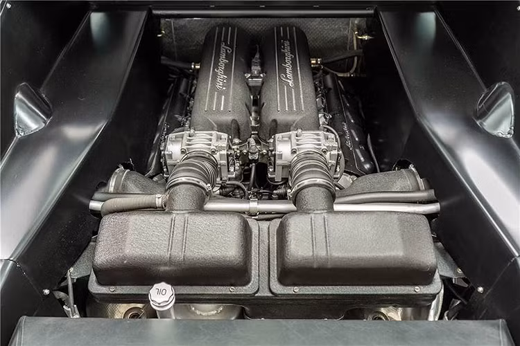Ngay cả hệ thống nâng cao phần đầu để tránh chướng ngại vật của Tractorri Custom Coupe cũng hoạt động như Gallardo nguyên bản.