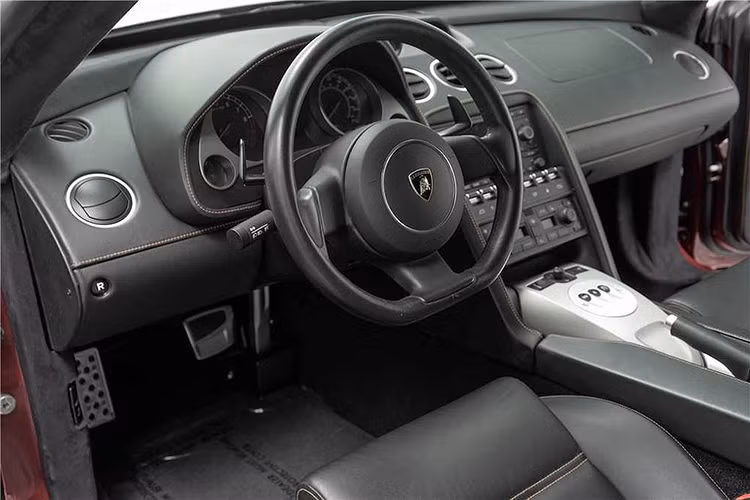 Bên trong xe Tractorri Custom Coupe vẫn là một chiếc Gallardo với nội thất và hệ động lực nguyên bản. Cũng giống như những chiếc Gallardo cùng đời khác, xe được trang bị động cơ V10 5.0l mạnh 520 mã lực, truyền sức mạnh tới cả 4 bánh thông qua hộp số tuần tự 6 cấp e-Gear.