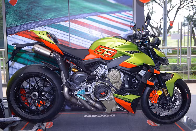Theo thông tin chúng tôi có được, ít nhất có 3 chiếc xe môtô bản giới hạn Ducati Streetfighter V4 Lamborghini về Việt Nam trong thời gian vừa qua, và 1 chiếc đã được bàn giao cho đại gia Quốc Vũ. Chia sẻ về chồng nhận bàn giao xe mới, nữ ca sĩ Đoàn Di Băng cùng cô con gái cho rằng trụ cột nhà của mình suốt ngày chỉ mua xe. 