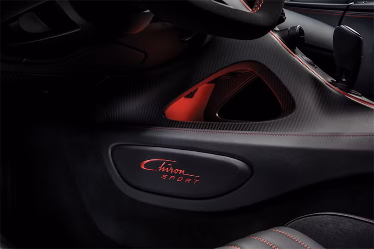 Được biết, hiệu năng của siêu phẩm Bugatti Chiron Sport mới không hề thay đổi, vẫn là khối động cơ 8.0 lít cho công suất 1.479 mã lực. Mọi thông số về thời gian tăng tốc của Chiron Sport cũng không mấy thay đổi so với phiên bản trước, mặc dù nó đã nhẹ hơn 18 kg. 