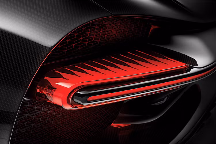 Phiên bản mới của mẫu siêu xe được mệnh danh là "tân vương tốc độ" trong là hypercar này sở hữu phần ngoại thất màu đỏ - đen này với những chi tiết không thay đổi nhiều mà chủ yếu được nâng cấp độc đáo, cá tính.