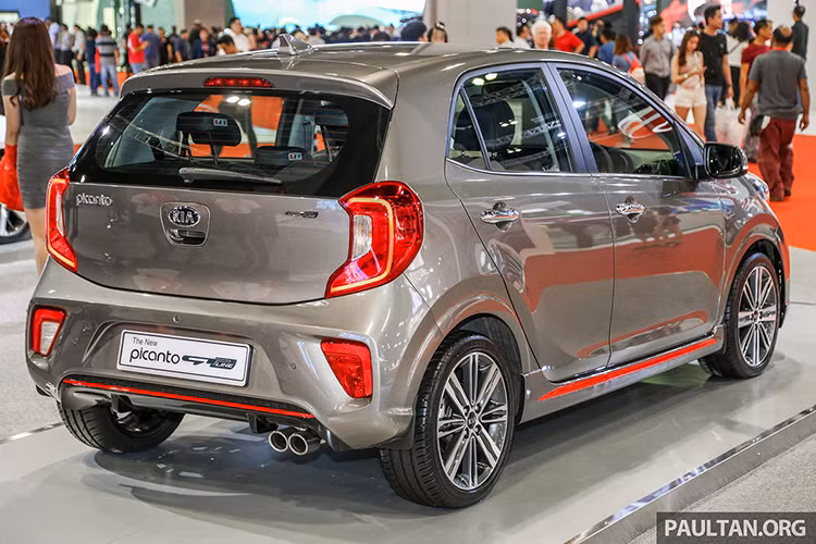 Khi mua Kia Picanto GT-Line 2019 tại thị trường malaysia, các khách hàng có thể chọn 3 màu sơn ngoại thất là bạc, trắng và đen cùng các phụ kiện đi kèm để trang trí giúp cho chiếc xe cỡ nhỏ nhà Kia ngầu hơn.