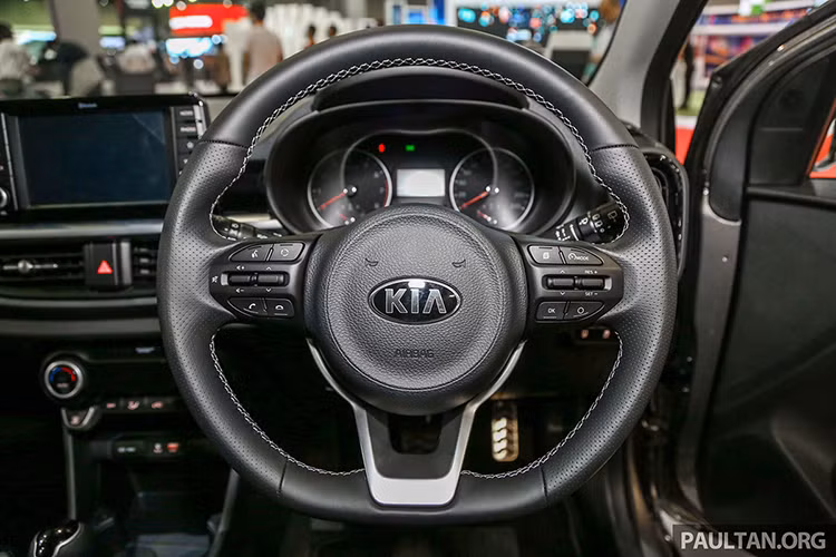 Giống như phiên bản Kia Picanto EX tiêu chuẩn, mẫu GT-Line 2019 mới này cũng sẽ được trang bị chìa khóa thông minh và khởi động bằng nút bấm, camera lùi, hệ thống âm thanh 6 loa. Hệ thống thông tin giải trí với màn hình cảm ứng 7 inch kết nối Apple CarPlay và Android Auto.