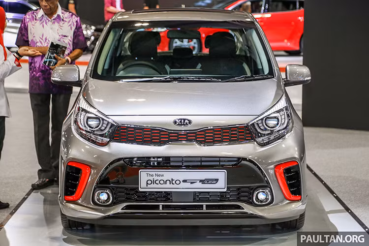 Bên ngoài, Kia Picanto GT-Line 2019 sở hữu thiết kế thể thao với cản trước mới, tích hợp chắn bùn cỡ lớn hơn và đèn sương mù. Chưa hết, Kia Picanto GT-Line 2019 còn có nhiều chi tiết màu đỏ tương phản làm điểm nhấn như lưới tản nhiệt, viền hốc gió trước, thanh ba-bô-lê bên sườn và bộ khuếch tán sau.