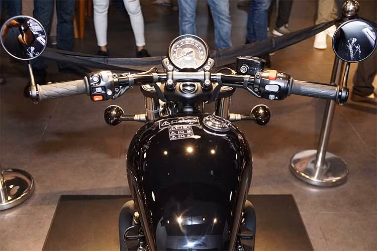 Bonneville Bobber Black vẫn sở hữu tay lái rộng ngang tới 800 mm đầy phong cách, và thấp hơn so với Bonneville T120. 2 gương chiếu hậu của xe được tích hợp vào gù tay lái giống như thế hệ trước. Xe vẫn chỉ có duy nhất một đồng hồ báo công-tơ-mét, kèm một màn hình LCD nhỏ.