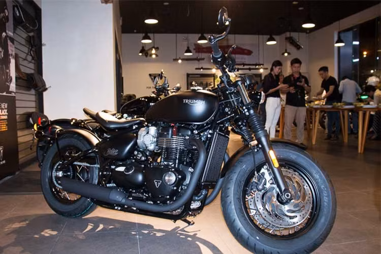 Cũng giống như Triumph Bonneville Black nâng cấp trước đây, Bobber Black cũng khác biệt so với các phiên bản thường do được "đen hóa" - với các chi tiết mạ, đánh bóng hay sơn bạc nay đều đã được sơn đen mờ.
