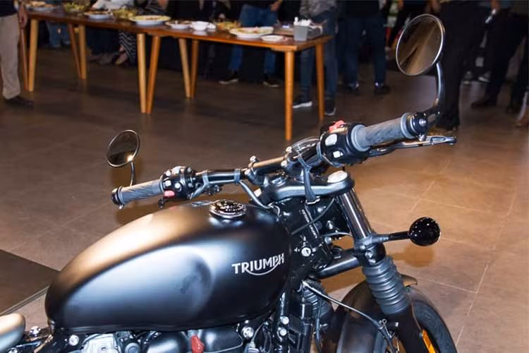 Triumph vẫn sử dụng bình xăng giống bản cũ, với hình dáng thon gọn và logo nổi Triumph kim loại giống Street Cup. Tuy nhiên phiên bản đen tuyền này không có các đường nhấn nhá, cách điệu giống trước đây.