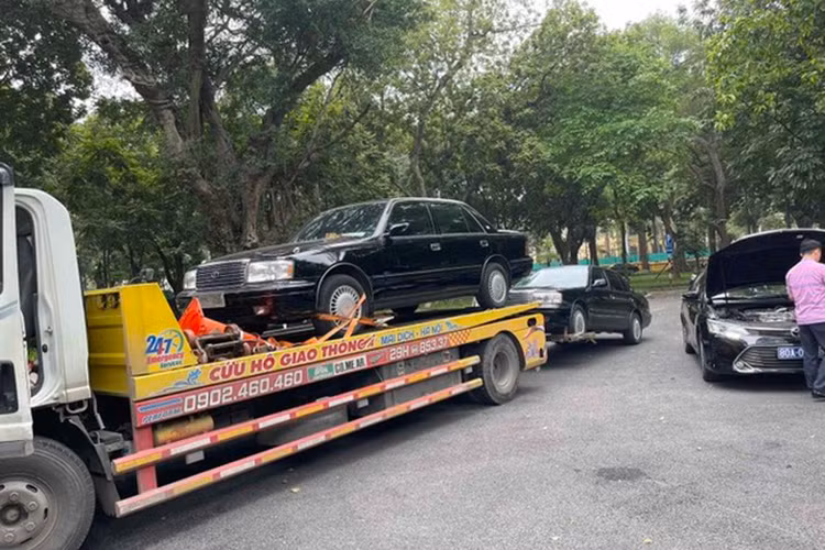 Bên cạnh giá trị lịch sử, Toyota Crown biển xanh đời cao còn được đánh giá là có chất lượng tốt, do được bảo dưỡng cẩn thận trong quá trình sử dụng. Vì vậy, nhiều người sẵn sàng trả giá cao để sở hữu một chiếc xe còn nguyên bản và trong tình trạng tốt. Do phần lớn người mua xe Toyota Crown biển xanh là những nhà sưu tầm, nên trên thị trường xe cũ, dòng xe này không xuất hiện nhiều. 