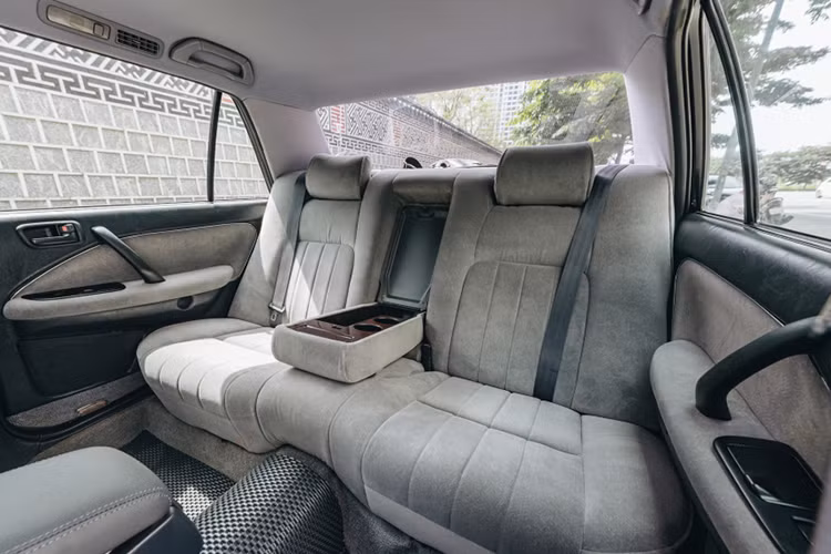 Về mặt an toàn, Toyota Crown sở hữu hệ thống túi khí kép cho hàng ghế trước, điều hòa hai vùng độc lập, ghế lái chỉnh điện và nhiều tiện nghi đáng chú ý. Đây là dòng xe từng được sử dụng cho các lãnh đạo cấp Bộ trưởng, được xem là biểu tượng quyền lực tại Việt Nam trong một giai đoạn dài.