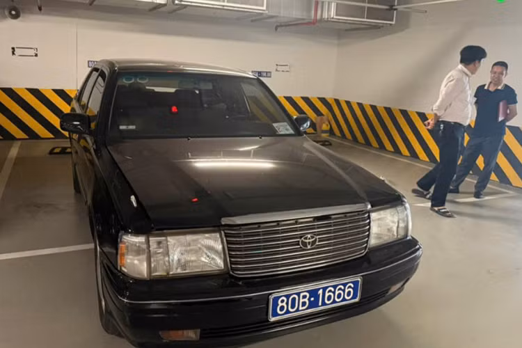 Mức giá trúng 2 chiếc Toyota Crown bộ trưởng biển xanh lần lượt là 495 triệu đồng và 464 triệu đồng, dù các phương tiện này đã được cơ quan sử dụng khoảng hơn 20 năm nhưng vẫn còn khá đẹp và sử dụng tốt.