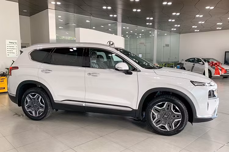 Gia xe Hyundai SantaFe thang 11/2023, giam 