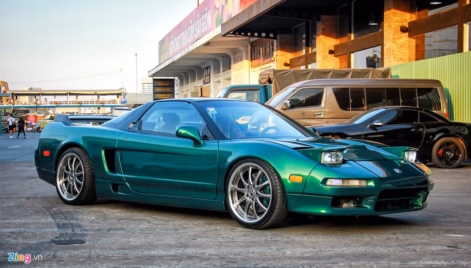 Nhắc đến Honda NSX là nhắc đến một huyền thoại trên đường phố, sản xuất trong giai đoạn 1990-2005. Hãng xe Nhật bán mẫu xe này tại Mỹ với tên gọi là Acura NSX từ năm 1991.