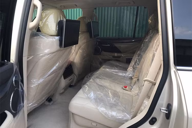 Hệ thống điều hòa Lexus Climate Concierge, chức năng tự động bật tắt chế độ sưởi hàng ghế sau hay tự sưởi ấm vô lăng, màn hình hiển thị thông tin trên kính chắn gió HUD, đèn LED cảm ứng trần xe, sạc không dây cho điện thoại và hộp làm mát ở trung tâm ngăn chứa đồ hàng ghế trước... hàng ghế sau tích hợp thêm ai màn hình giải trí 12,3 inch.