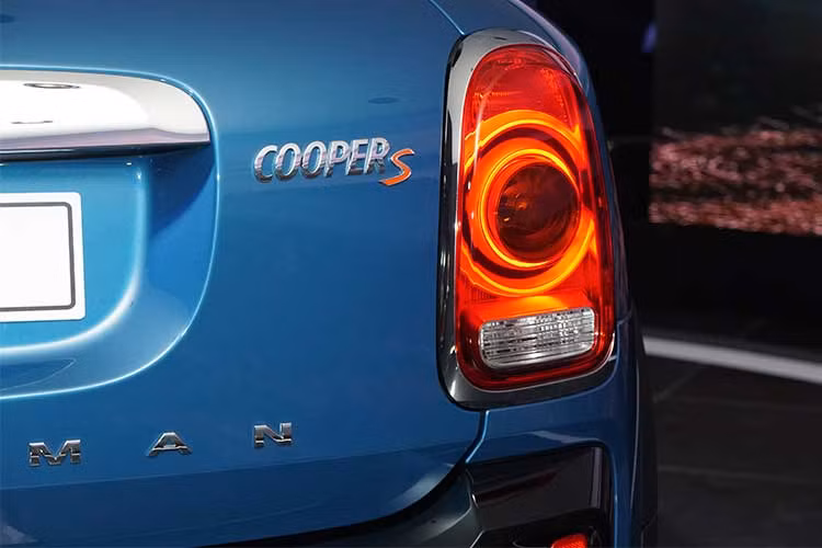 Ở phía sau, MINI Countryman thế hệ mới có tổng thể nam tính, mạnh mẽ hơn hẳn so với trước đây với cản sau lớn kèm ốp cản sáng màu. Cụm đèn báo led thiết kế kéo dài tinh tế. Tùy vào từng phiên bản thường hay S mà tính thể thao của xe được thể hiện cho tuỳ đối tượng sở hữu.
