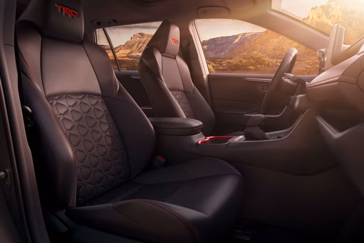 Không chỉ thay đổi ở thiết kế, Toyota Camry TRD 2020 còn được trang bị hệ thống treo mới, giúp hạ thấp gầm thêm 13 mm, và giảm xóc hiệu chỉnh để mang đến cảm giác êm ái hơn cho hành khách ngồi bên trong. Rô-to phanh trước với kích thước 12,9 inch đi kèm cùm phanh 2 piston mới cũng là trang bị không thể bỏ qua của mẫu sedan cỡ D này.