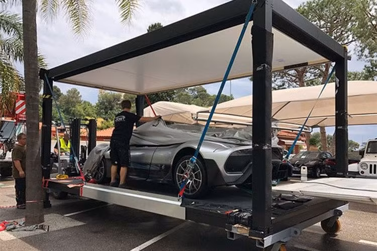 Sau năm tháng kể từ khi ra mắt, thậm chí người ta không biết Mercedes-AMG Project One nặng bao nhiêu. Có thông tin trọng lượng của siêu xe nhà Mercedes vào khoảng 1,3-1,4 tấn. Mercedes chỉ sản xuất 275 chiếc Project One với giá 2,7 triệu USD mặc dù nhận được 1.100 đơn đặt hàng.