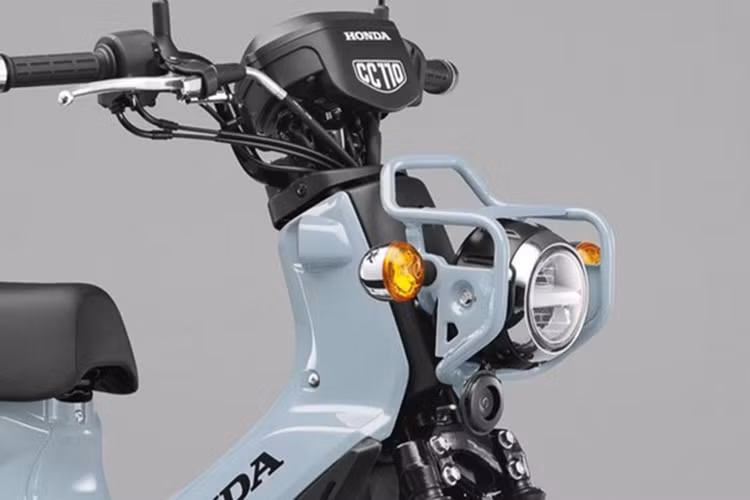Về trang bị, Cross Cub 110 2025 hướng đến sự đơn giản nhưng hiệu quả, với: đèn pha halogen, đèn hậu và xi-nhan LED, bảng đồng hồ kết hợp analog + LCD: đồng hồ kim hiển thị tốc độ, màn hình LCD hiển thị số, mức nhiên liệu và đồng hồ kỹ thuật số.