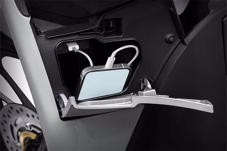 Trong đó, phiên bản Đặc biệt với tông màu đen/bạc đen chủ đạo cùng lớp sơn mờ và sắc đỏ được điểm lên các chi tiết xe, toát lên vẻ sang trọng mà đầy quyến rũ, bí ẩn.