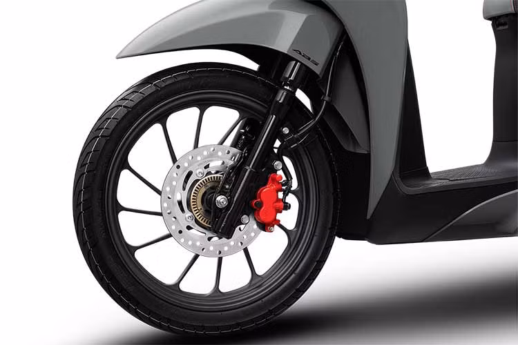 Đặc biệt, hệ thống chống bó cứng phanh (ABS) được trang bị trên 3 phiên bản Thể thao, Đặc biệt và Cao cấp, giúp tăng an toàn cho người dùng khi phanh gấp, cả trong những trường hợp đang đi với tốc độ cao hay khi đi trên mặt đường trơn trượt.