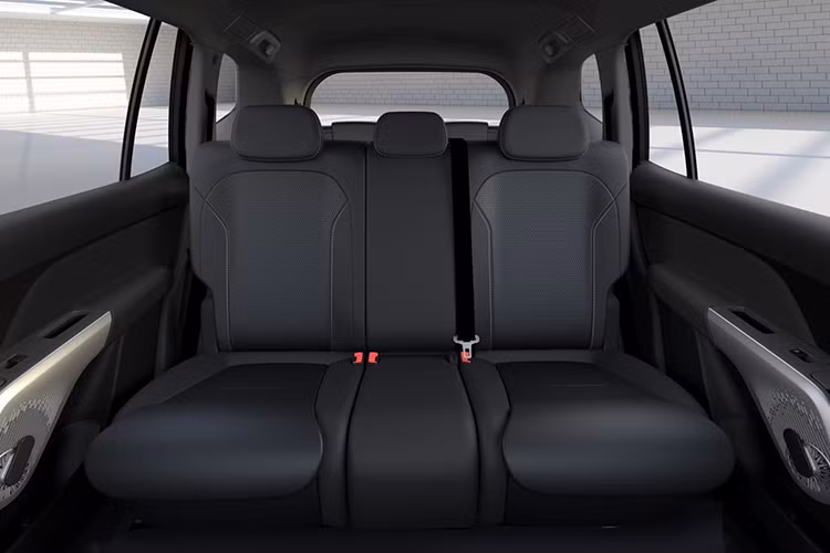 Xe MPV Vinfast Limo Green có thể sẽ sử dụng ghế bọc nỉ, trong khi hàng ghế thứ hai có thiết kế tay nắm cửa khác lạ với các mẫu xe MPV phổ thông. Cả ba vị trí ngồi ở hàng ghế này đều được trang bị tựa đầu.