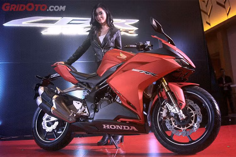 Chiếc xe môtô Honda CBR250RR 2018 là mẫu sportbike 250cc vừa được Honda Indonesia ra mắt vào hồi cuối tháng 7/2018 vừa qua với bổ sung hai màu sắc mới là Đỏ sần và Đen Freedom. Mới đây, thương hiệu Honda Indonesia còn mang đến triển lãm Gaikindo Indonesia 2018 và chính thức công bố giá bán.