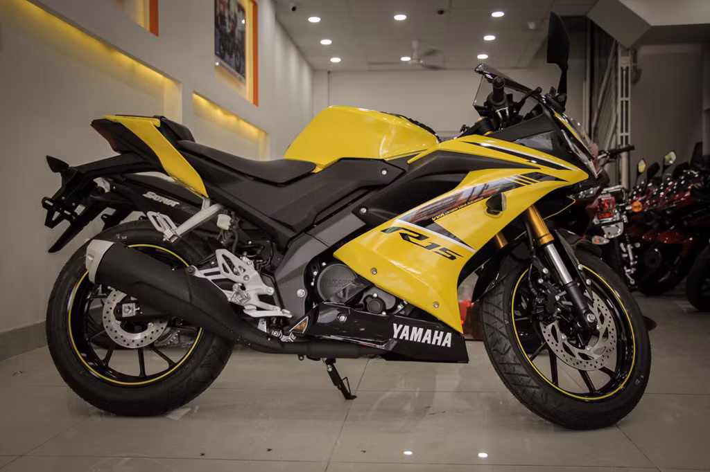 Đây là phiên bản mới nhất của Yamaha YZF-R15 V3, với màu tem vàng racing. Chiếc xe có vẻ ngoài khá giống với đàn anh Yamaha YZF-R1M.