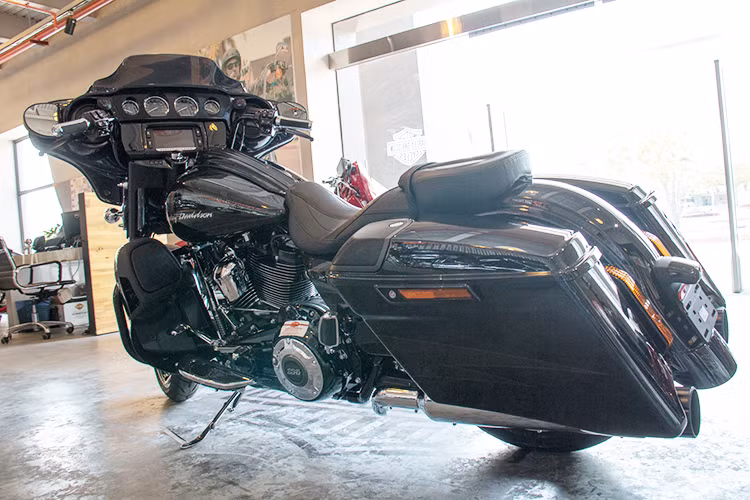 Vào hồi đầu năm, khoảng 7/1/2017 vừa qua, tại Harley-Davidson of Hanoi cũng đã xuất hiện một mẫu xe Street Glide phiên bản 2017 nhưng chỉ là phiên bản thường được trang bị động cơ Milwaukee-Eight 107, không mạnh bằng mẫu xe phiên bản CVO này.