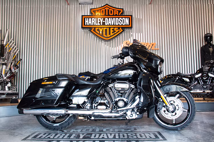  Harley-Davidson CVO Street Glide 2017 cao cấp nhất của hãng xe môtô Mỹ được trang bị khối động cơ Milwaukee-Eight 114 Cubic. Đây là phiên bản đặc biệt của dòng xe đình đám Street Glide và cũng là chiếc xe chính hãng đầu tiên có mặt tại thị trường Việt Nam tính đến thời điểm hiện tại.