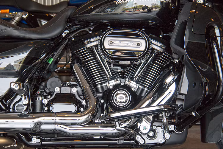 Kể từ đời 2017, CVO Street Glide cùng mọi phiên bản CVO khác sẽ được trang bị động cơ Milwaukee-Eight hoàn toàn mới. Tính từ khi HD thành lập, đây là dòng động cơ lớn thứ 9 từng được tạo ra của hãng. Tên gọi của dòng động cơ này xuất phát từ nơi đặt "đại bản doanh" của HD và số van trên mỗi xi-lanh.