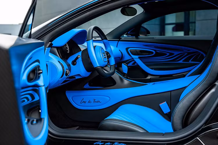 Bugatti gọi họa tiết phức tạp được áp dụng cho cả hai chiếc Chrions này là hiệu ứng 'Vague de Lumière' vì cách nó mô phỏng sự phản chiếu ánh sáng.