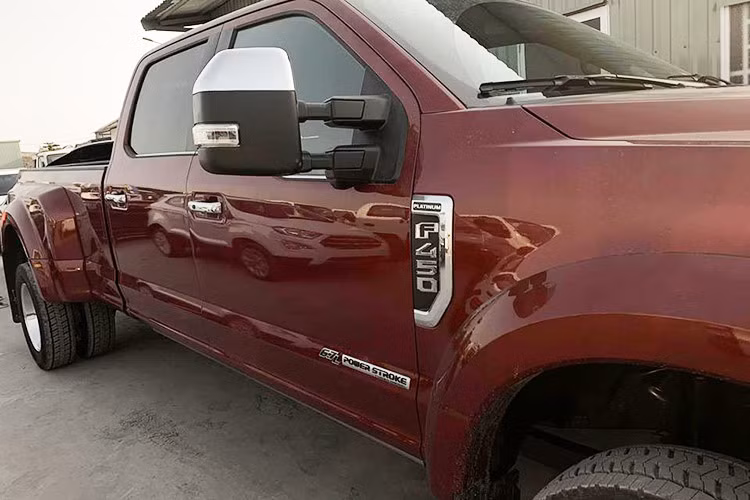 Xe sở hữu bộ mâm "dị" với đầu trục nhô hẳn ra ngoài khá độc đáo. Logo thương hiệu được tích hợp trên mang cá hông, gương xe bọc Chrome sáng bóng tích hợp đèn Xi-nhan Led báo rẽ. Bộ ống xả cỡ lớn đặt lệch sang một bên đúng phong cách nhà F-Series của Ford. Cửa thùng sau chỉnh điện và tích hợp điều khiển từ xa hiện đại.
