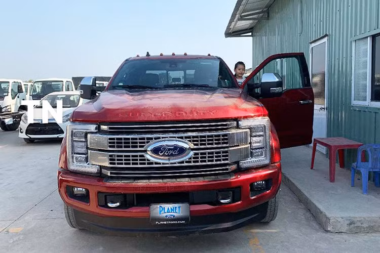 Ford Super Duty F-450 Platinum 2019 tại Việt Nam được trang bị khá nhiều option đáng giá. Toàn bộ hệ thống đèn chiếu sáng trên F-450 sử dụng công nghệ Full-Led cho ánh sáng cường độ cao và hiện đại. Toàn bộ mặt ca-lăng ốp kim loại sáng bóng cho cảm giác hầm hố và khoẻ mạnh.