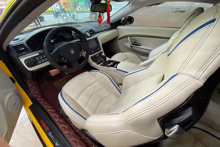 Vì thuộc phiên bản thể thao nên bảng điều khiển trung tâm của GranTurismo vẫn chưa thực sự đẹp như bản hạng sang cao cấp khác. Một điểm thú vị trên mẫu xe thể thao hạng sang Maserati GranTurismo Sport là xe vẫn khởi động bằng cách xoay chìa khóa kiểu truyền thống.
