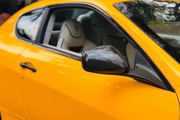 Maserati GranTurismo Sport 2019 còn được trang bị bộ mâm hợp kim kích thước 20 inch ‘’MC Matte Graphite’’ và cùm phanh sơn màu đỏ. Thêm vào đó là gói trang bị carbon xung quanh xe phối màu khá ấn tượng. 