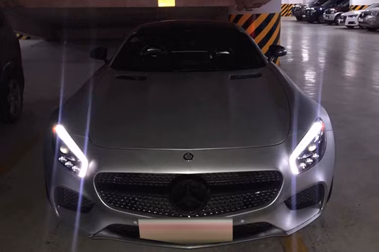 Được biết chiếc Mercedes-AMG GT S màu đỏ này từng cư trú một thời gian dài tại Hà Nội trước khi được một người chuyên nhập khẩu xe cũ đưa về Sài Gòn và bán lại cho Cường "Đô-la". Đây là mẫu xe thứ hai được phát triển hoàn toàn độc lập bởi Mercedes-AMG. Xe sở hữu thiết kế trông khá giống với mẫu S65 AMG.