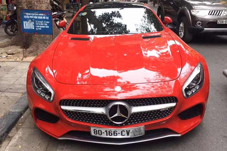 Được biết đây chính là chiếc siêu xe "hàng hiếm" Mercedes-AMG GT S màu đỏ tại Việt Nam, chiếc xe này đã từng được tay chơi siêu xe Cường Đô la thu nạp vào garage "khủng" của mình vào tháng 5. Tuy nhiên, chỉ khoảng 1 tháng sau đó, siêu xe này đã được "sang tay" cho chủ khác.