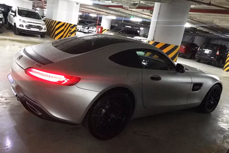 Hiện chưa rõ mức giá giao dịch cho siêu xe Mercedes-AMG GT S. Chỉ biết rằng, trước ngày 1/7/2016, những chiếc GT S được phân phối chính hãng với mức giá 9,15 tỷ đồng, giá trên dành cho xe ra biển trắng. Trong khi đó, chiếc Mercedes-AMG GT S này lại mang biển kiểm soát CV và trước khi về chủ mới nó đã qua tay chủ cũ và Cường Đô.