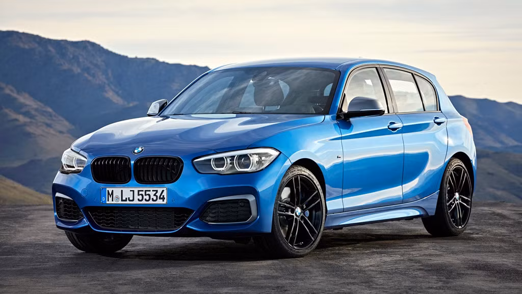 Chiếc hatchback 5 cửa của BMW là mẫu xe nhỏ gọn nhất gia đình M series, mang thiết kế đậm tính thể thao. BMW M140i được trang bị động cơ 6 xi-lanh tăng áp kép 3,0 lít của M Performance, cho công suất tối đa 340 mã lực, mạnh hơn so với người anh em BMW 1 series. Đây là mẫu hatchback duy nhất hiện nay sử dụng hệ dẫn động bánh sau.
