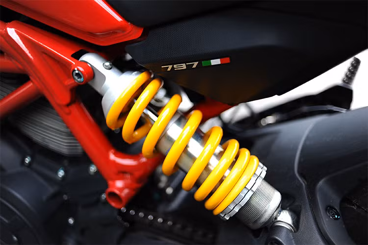 Ở phía sau, "quỷ nhỏ" Monster 797 sẽ sử dụng phuộc monoshock của hãng Sachs và gắp đôi bằng hợp kim hàn. Bánh sau của xe có lốp 180/55/17, cả 2 bánh đều sử dụng lốp Pirelli Diablo Rosso II như trên Ducati 959. Hệ thống phanh sau cũng có ABS và sử dụng heo Brembo.